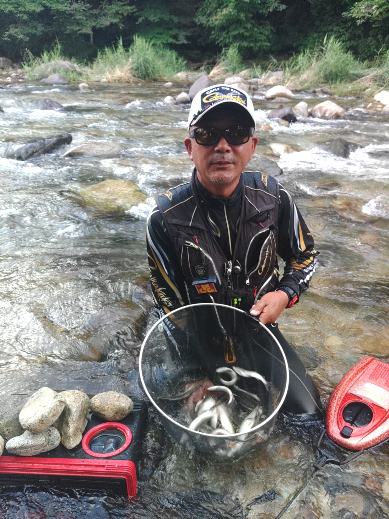 渓流相の川で綺麗な鮎と(富山県富山市)