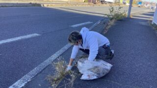 岩槻インター店近隣の清掃を行いました！！
